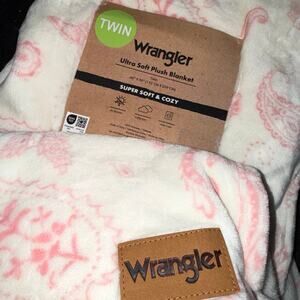 NEW Wrangler TWIN Ultra Plush Light Pink & White Paisley Cowboy Boots SUPER SOFT